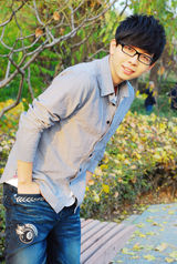 组图：胡夏台湾录新碟 清泉王子深秋卖萌