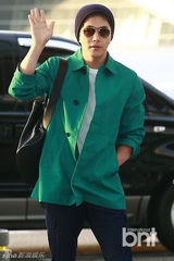 组图：韩星权相佑赴美参加时装展 绿衫潇洒帅气