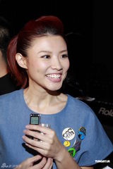 组图：谭咏麟助阵新人陈嘉嘉新专辑迷你音乐会