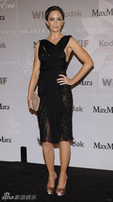 幻灯图集：安妮斯顿性感黑装亮相 肩头惊现神秘手