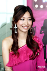 幻灯图：天心叫卖“Lady呱呱” 蓬蓬裙性感秀美肩