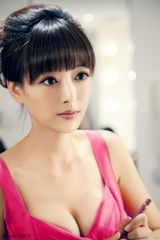 组图：墨霏最新宣传照曝光 爆乳秀腿神情慵懒