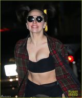 组图：Gaga无惧低温穿性感内衣暴露出街