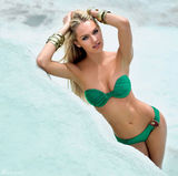 组图：超模坎蒂丝泳装写真大秀完美身材