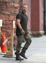 组图：罗素-克劳与艾玛-沃森现身《诺亚》片场