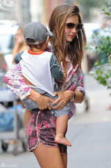 组图：米兰达-可儿携子出街 花花衬衫性感露bra