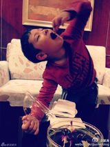 组图：石头馋巧克力 演技爆发卖萌扮中毒