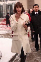 组图：李阳离婚案落幕 Kim获赔喜极而泣