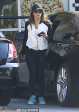 组图：伊娃背心紧身裤亮相 跑步锻炼秀身材