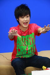 高清组图：李宇春做客聊新专辑 穿红T恤表情丰富