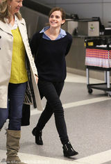 组图：艾玛学院装亮相 领口大开露性感锁骨