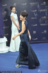 组图：《万箭穿心》剧组亮相 颜丙燕美裙抢镜