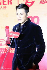 组图：吴奇隆光棍节不谈爱 刘诗诗身体亮红灯