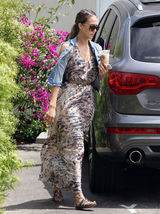 组图：杰西卡-阿尔芭长裙搭牛仔背心