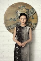 组图：邓家佳变清丽女文青 游走画纸山水间