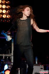 组图：陈绮贞亲吻女乐手 开唱超时男友交罚款