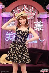 组图：模特Ayuki加盟《美俏》 与寇乃馨卖萌