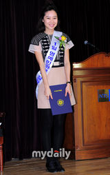 组图：韩国女演员孔孝真担任税务所一日职员