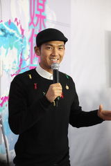 组图：群星备战跨年夜 小志开赛车李准基戴口罩