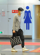 组图：钟汉良口罩遮面 提米奇手袋快步登机