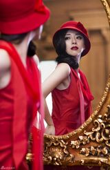 组图：黄小蕾时尚大片红唇卷发个性十足