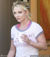 组图：布兰妮穿旧衣露肚腩肉 头发蓬乱面色疲惫