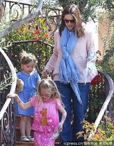 组图：詹妮弗-加纳携女出游 宝贝们红蓝搭配很可爱