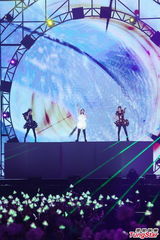 组图：S.H.E开唱上演变装秀 劲歌热舞high不停