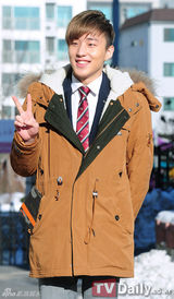 组图：f(x)Krystal轻装参加毕业典礼不失优雅