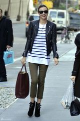 高清组图：米兰达-可儿街拍机车夹克搭配条纹衫