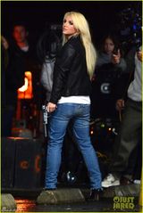 组图：布兰妮MV花絮曝光 穿男友外套显臃肿