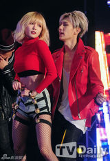 组图：韩星贤胜泫雅台上热吻互摸缠绵19禁