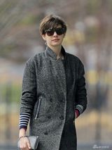 组图：海瑟薇冒雨低碳出行 与老公搭地铁秀恩爱