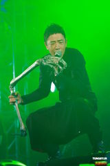 组图：黄贯中红馆卖力开唱 陈豪林保怡等助阵