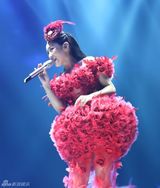 组图：杨钰莹南昌个唱落幕 面容精致如少女