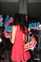 组图：陈嘉桓着短裤宣传产品 引男粉丝要求合照