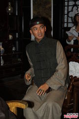 组图：吴孟达片场披头散发 与钟汉良鬼马搞怪