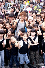 组图：吴克群新碟庆功会火爆 欲露腹肌答谢歌迷