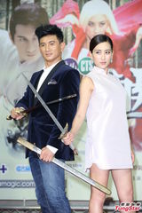 组图：吴奇隆马苏为新戏宣传粉丝热情接机