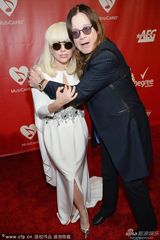 组图：摇滚巨星奥齐-奥斯本帅气 强抱GaGa合影