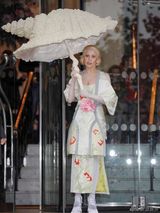 组图：Gaga挤乳沟扮日本艺妓 高举硕大贝壳伞