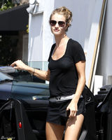 组图：惠特莉街拍黑色运动短裤秀美腿