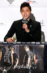 组图：韩星金贤重新碟记者会 黑正装有款有型