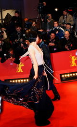 组图：柏林开幕 梁朝伟粉丝爆棚小李女友性感