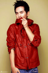 组图：张晓龙秋装写真红色光鲜 青春动感展活力