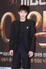 独家高清：金在中林时完帅气宣传《Triangle》