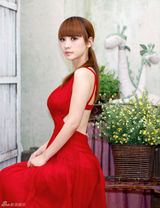 组图：柳岩红黑优雅写真曝光 傲人美胸性感抢镜