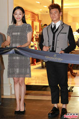 组图：吴奇隆白百何站台捞金 着装默契似情侣