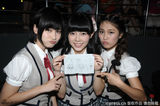 组图：SNH48亮相上海嘟嘴卖萌 与粉丝一一握手
