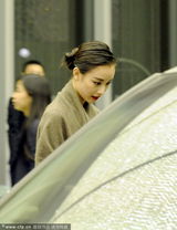 组图：倪妮披披肩现身外出觅食 略施粉黛美妆